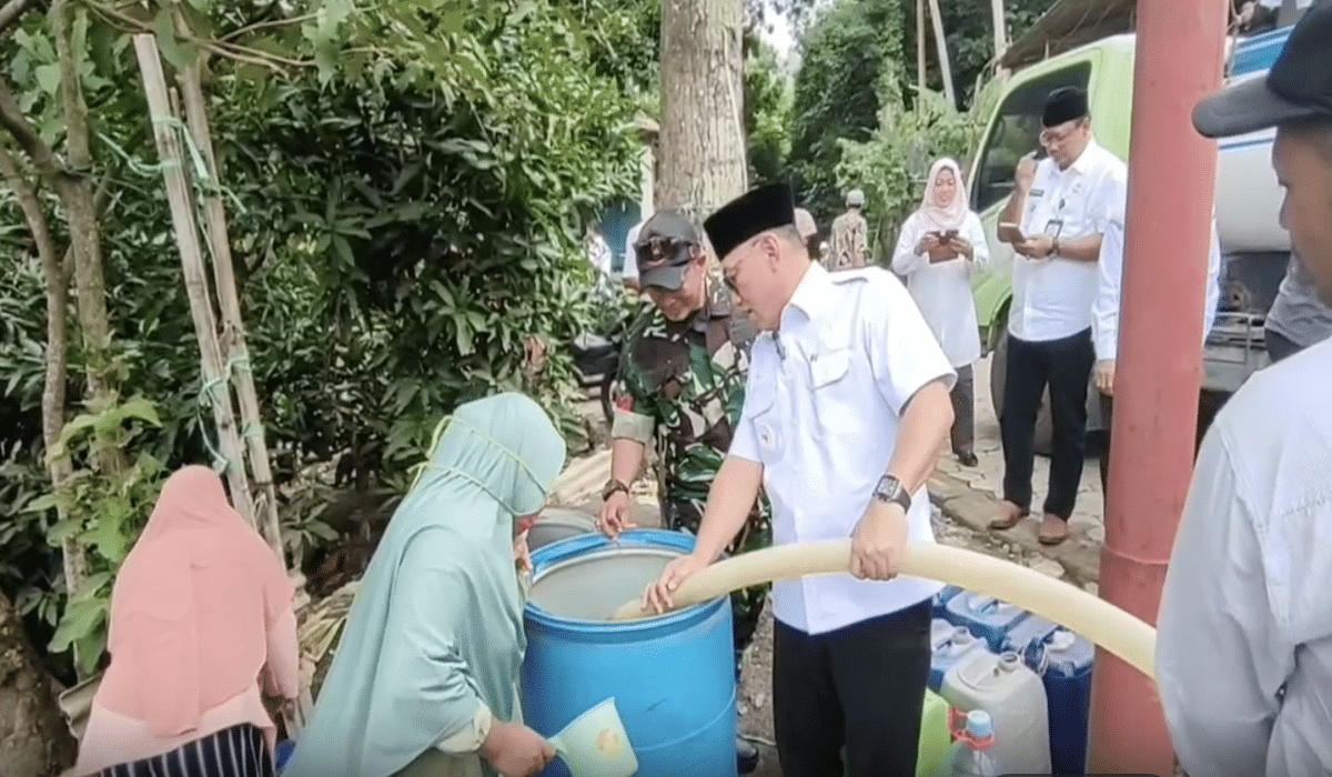 Bantuan air bersih warga Cilegon