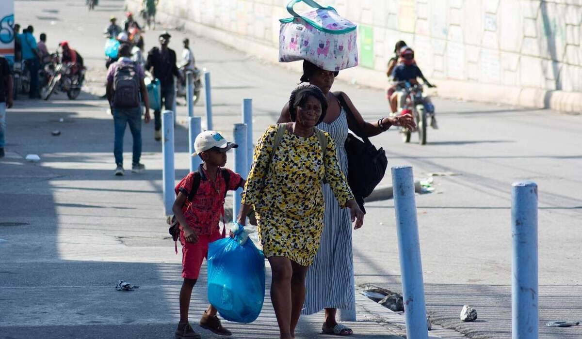 Warga Kota Port-au-Prince, Haiti, mengungsi karena tingkat kerawanan serangan geng yang meningkat, 4 Maret 2024.