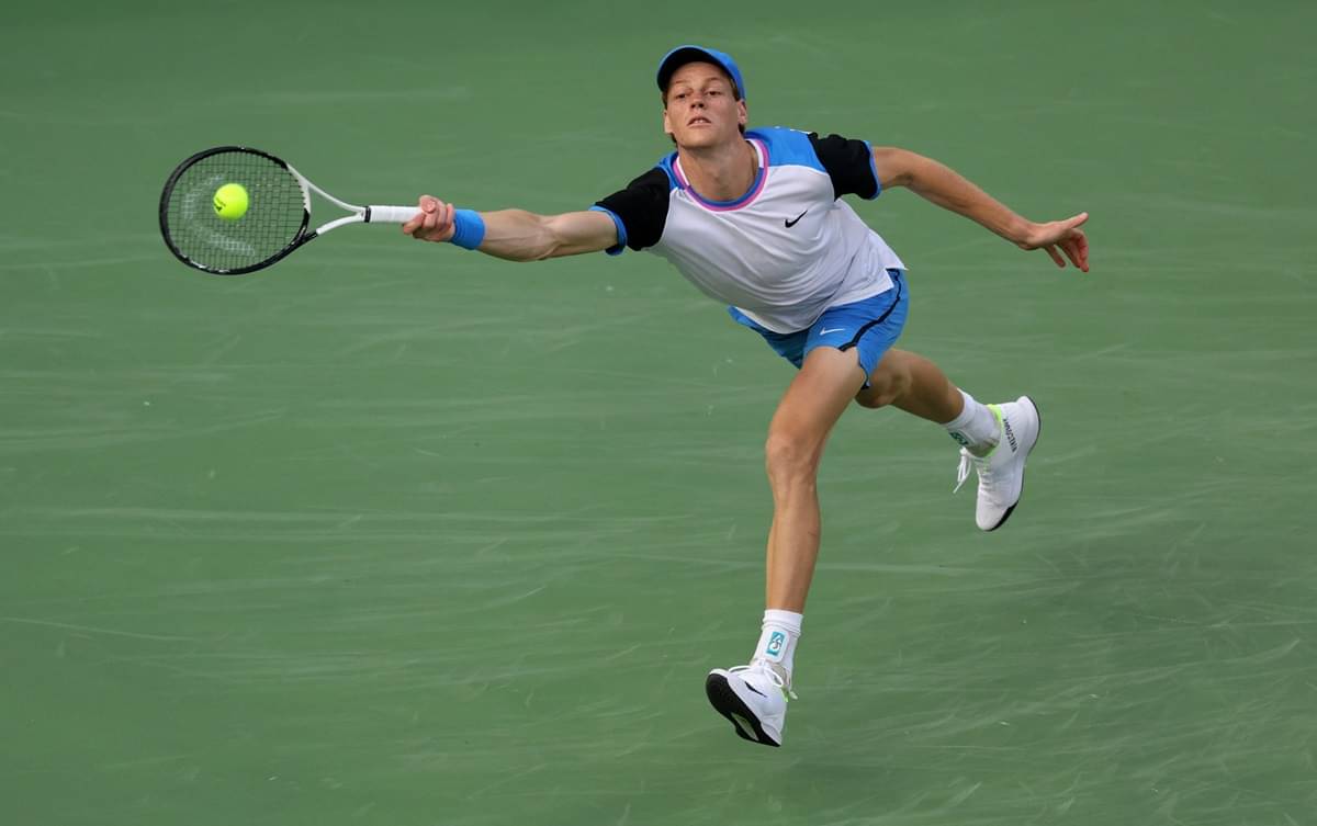 Jannik Sinner, pemain tenis Italia, mengakhiri streak kemenangan 19 pertandingannya dengan kekalahan dari Carlos Alcaraz di Indian Wells. 