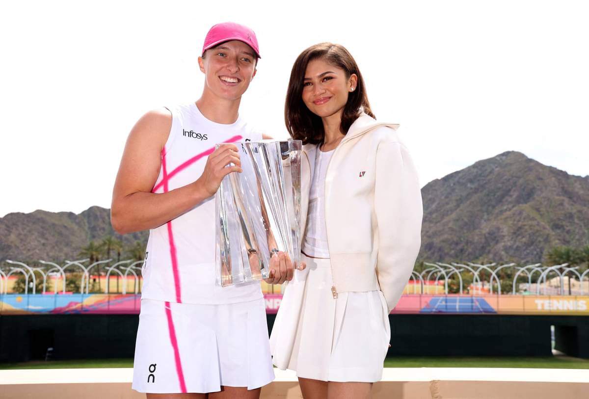 Iga Swiatek dan rekannya artis Hollywood Zendaya usai menjuarai turnamen Indian Wells Masters