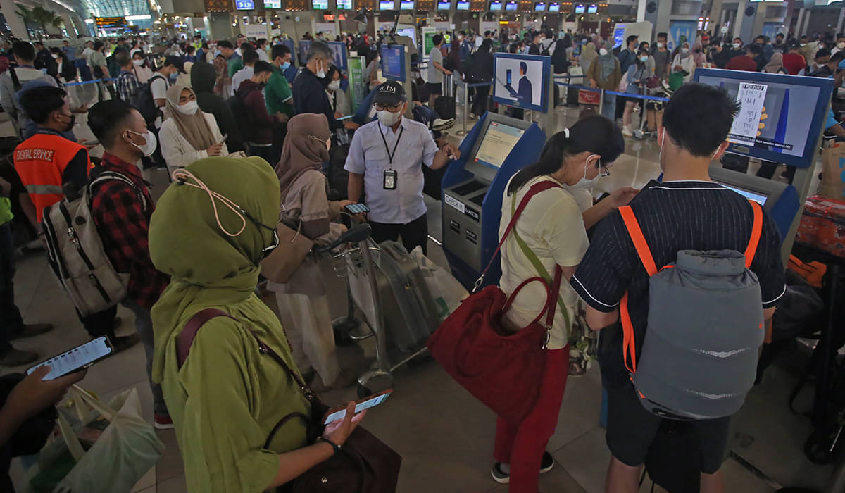 Sejumlah calon penumpang antre untuk lapor diri secara mandir di Terminal 3 Bandara Sekarno Hatta, Tangerang, Banten, Rabu (19/4/2023).