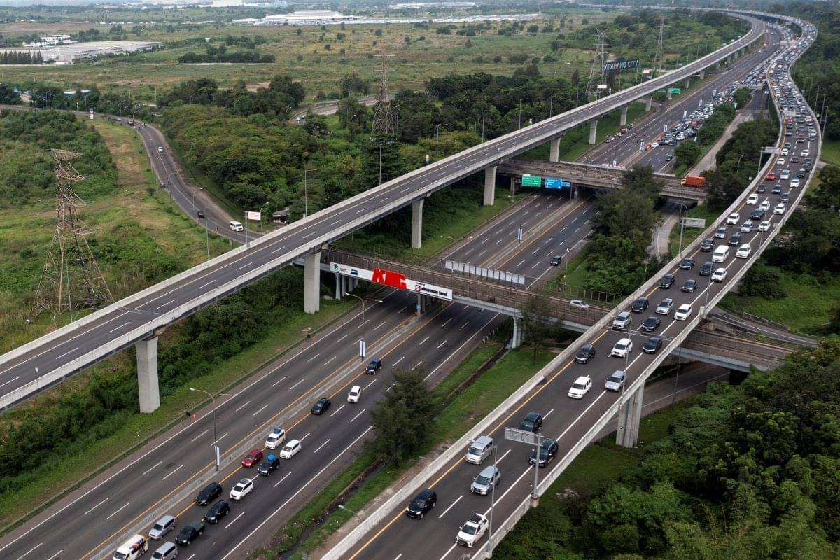 Mobil-mobil melintasi Jalan Tol Jakarta-Cikampek dan Jalan Layang MBZ.