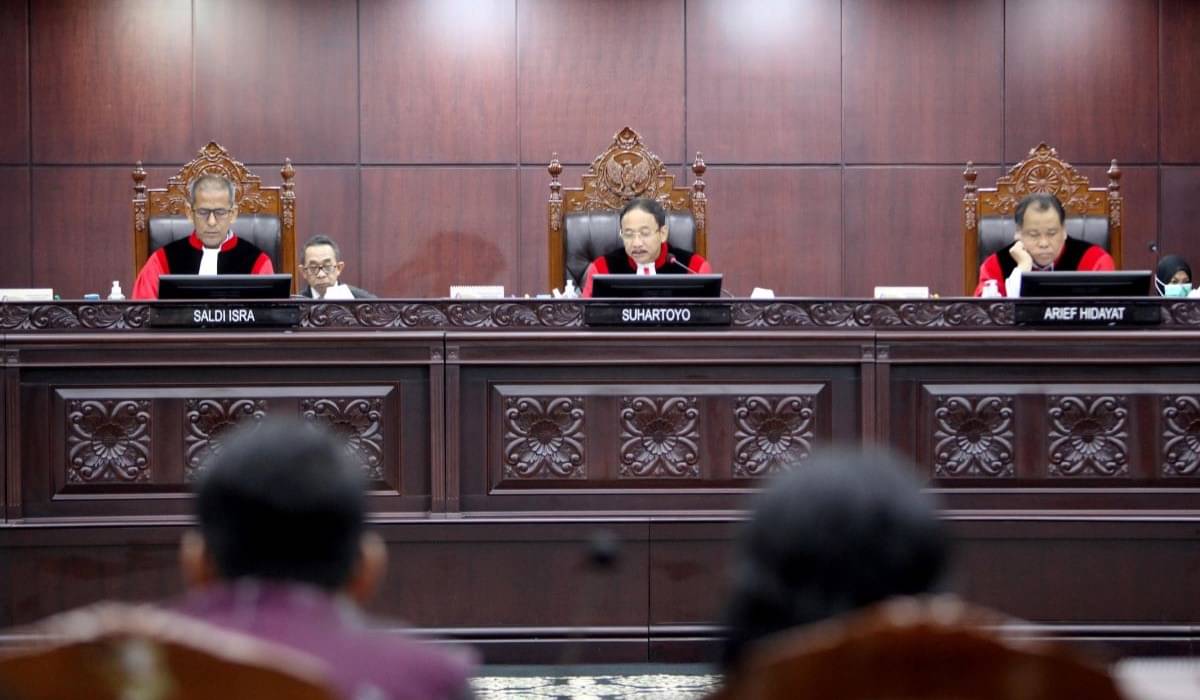 Ketua majelis hakim konstitusi Suhartoyo (tengah) didampingi hakim konstitusi Saldi Isra (kiri) dan Arief Hidayat