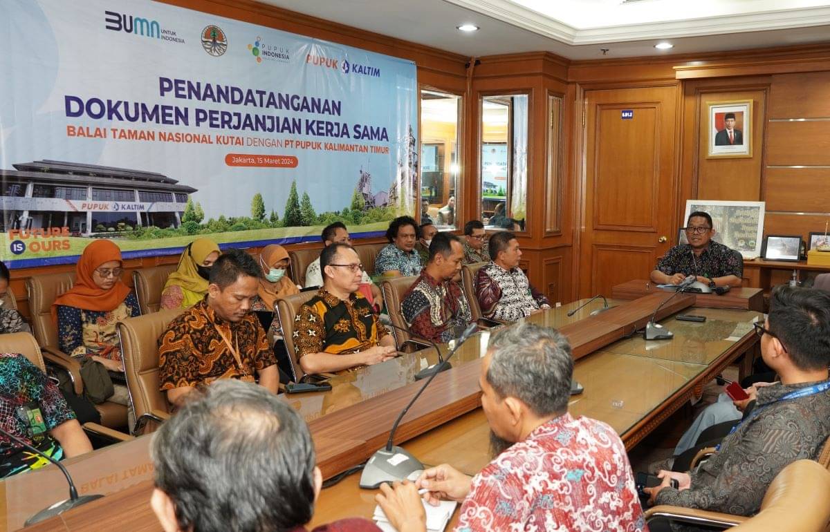 Penandatanganan Kerja Sama Pemulihan Ekosistem Mangrove oleh Taman Nasional Kutai dan Pupuk Kaltim.