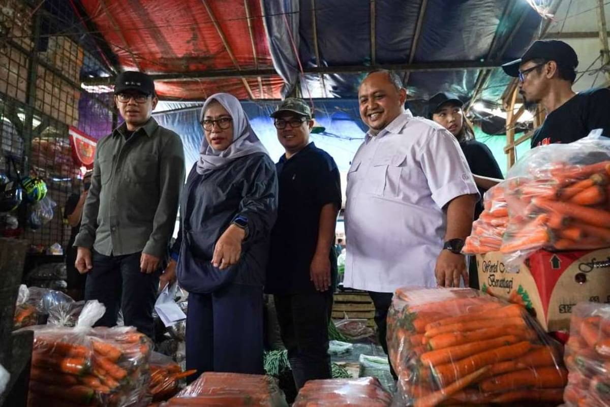 Sejumlah unsur Forkopimda Kota Bogor meninjau harga kebutuhan pokok di Pasar Induk Teknik Umum (Tekum) Kota Bogor.