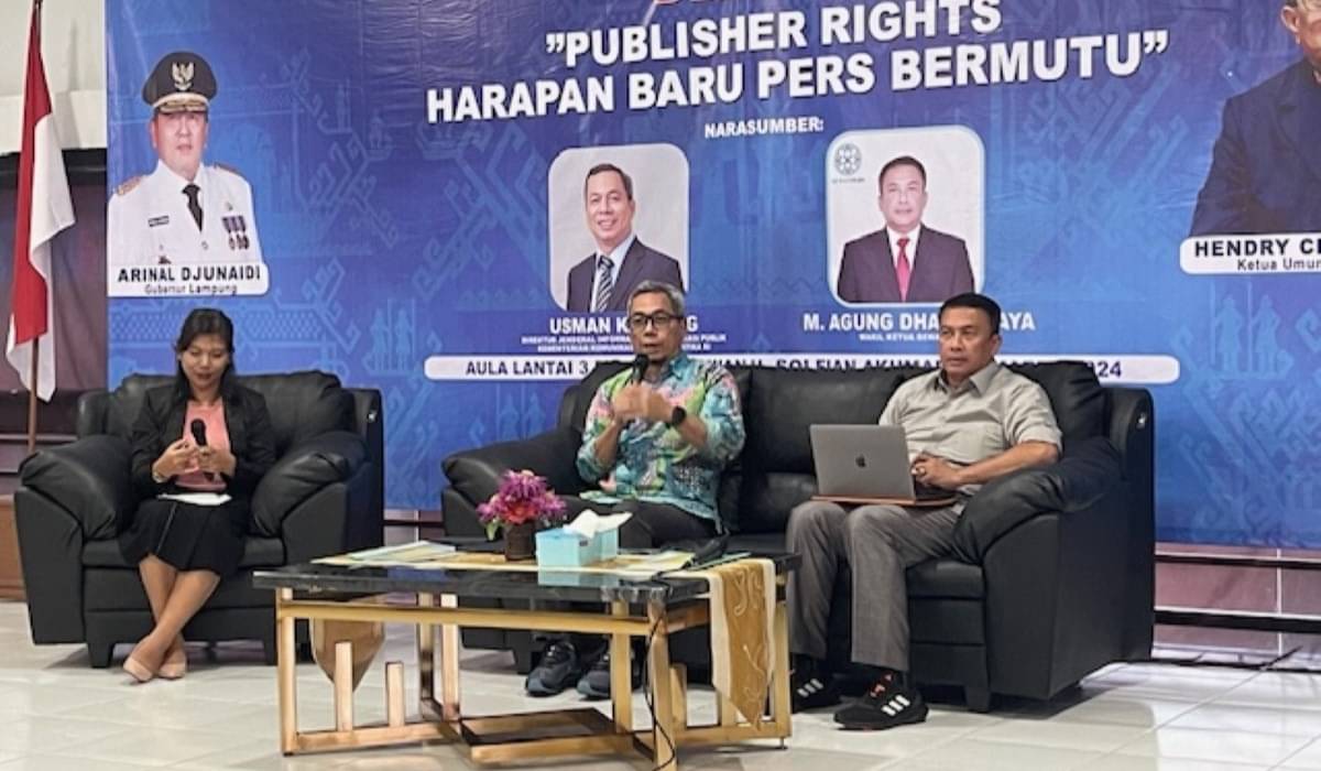 Dirjen Informasi dan Komunikasi Publik, Kementerian Komunikasi dan Informasi, Usman Kansong (tengah)