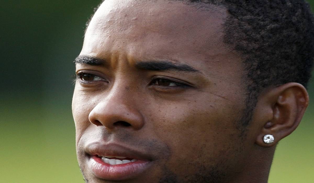 Mantan pemain sepak bola terkenal, Robinho, berusaha menunda masa penahanannya setelah dihukum 9 tahun penjara di Brasil atas pemerkosaan.