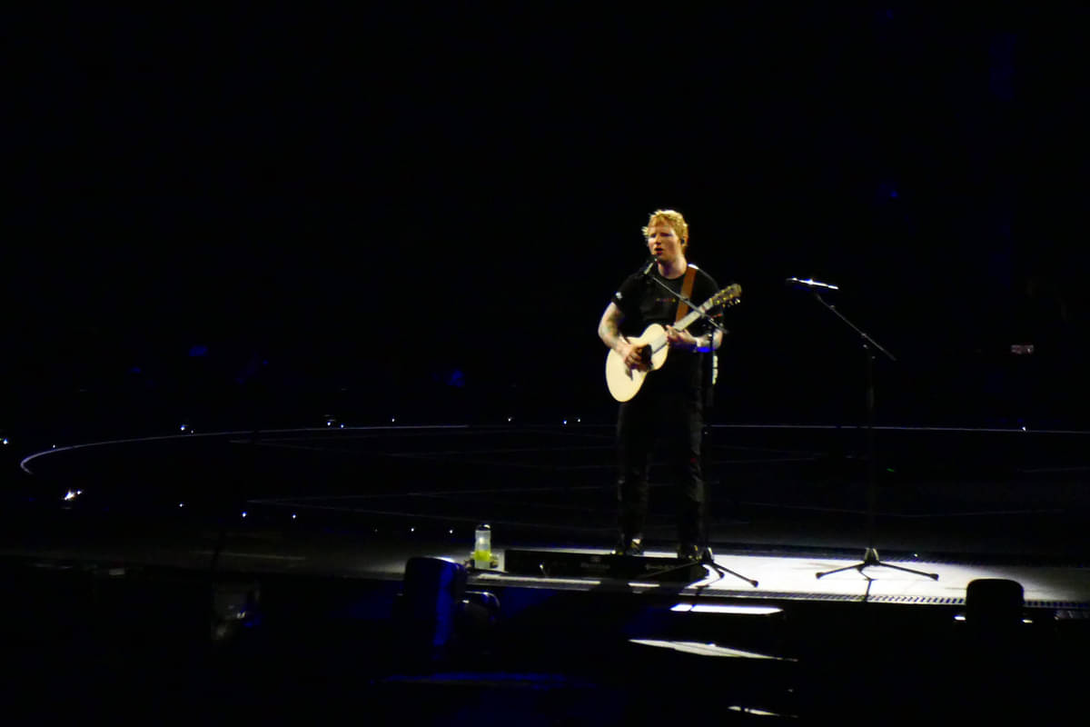 Penyanyi Ed Sheeran membawakan lagu pada konser bertajuk Ed Sheeran +-=:x tour in Indonesia