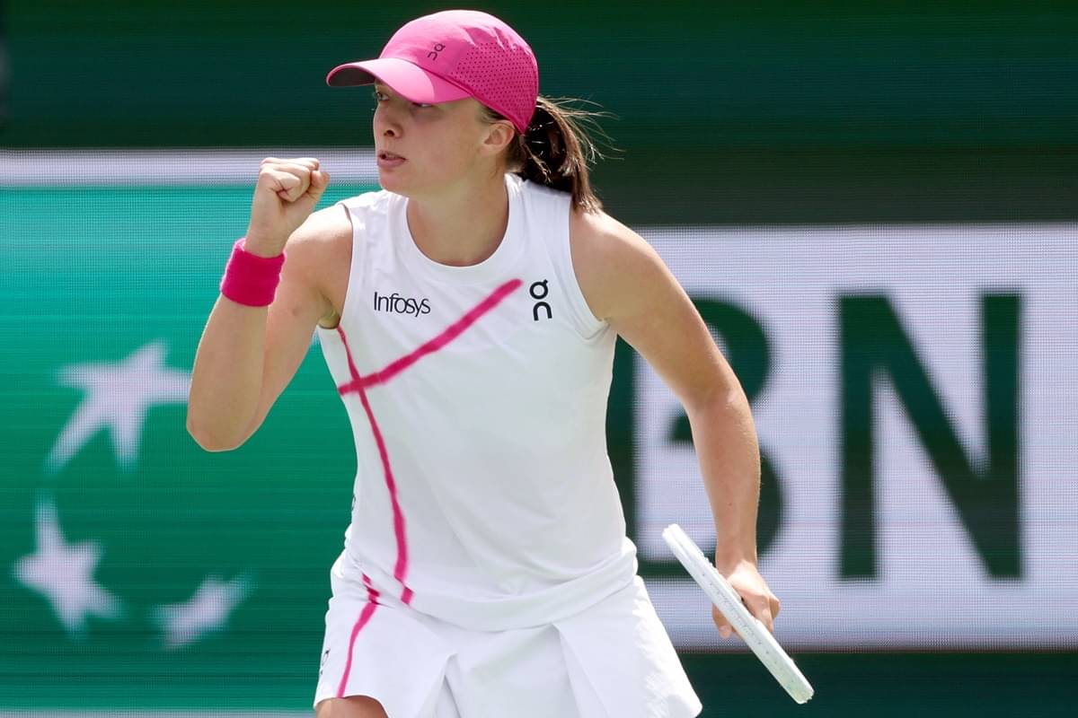 Iga Swiatek, peringkat satu dunia, mengalahkan Maria Sakkari dengan skor 6-4, 6-0 untuk meraih gelar Indian Wells WTA keduanya. 