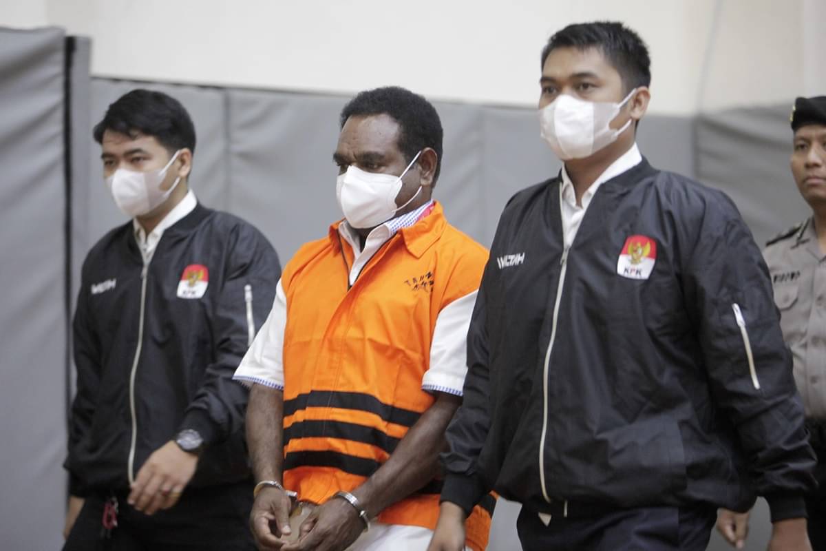 Kepala Dinas PUPR Papua Gerius One Yoman divonis empat tahun penjara.