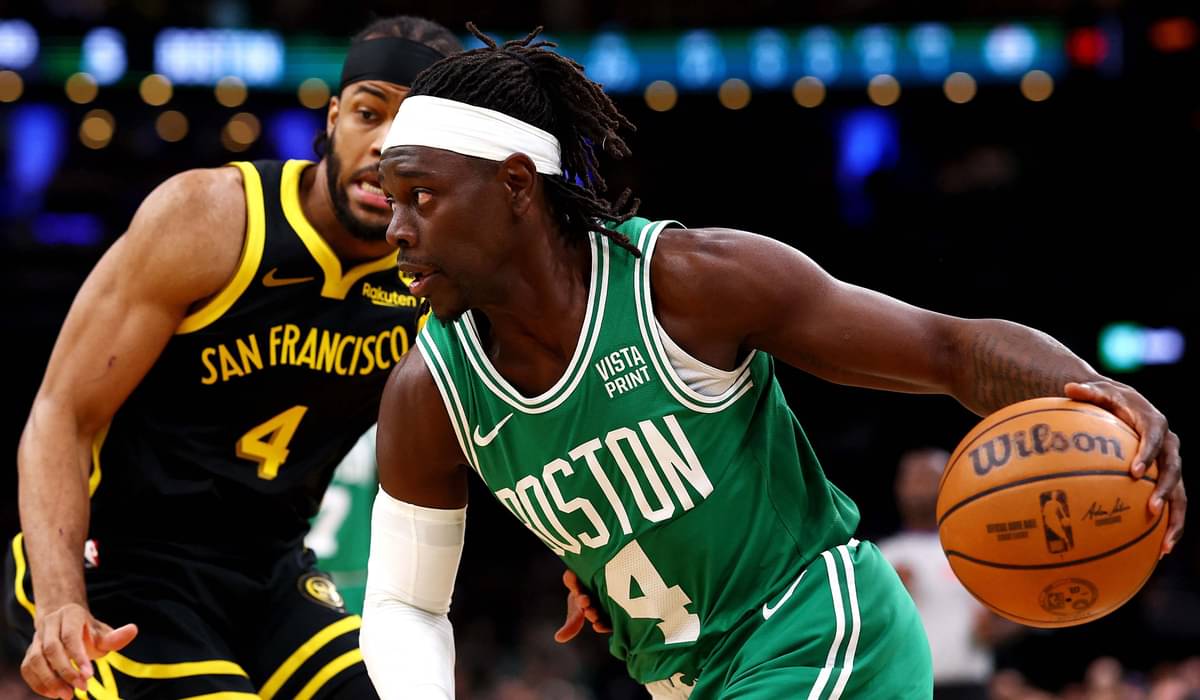 Pebasket Golden State Warriors Moses Moody (kiri) menghadang pemain Boston Celtics Jrue Holiday dalam laga lanjutan NBA, Senin (4/3) WIB.