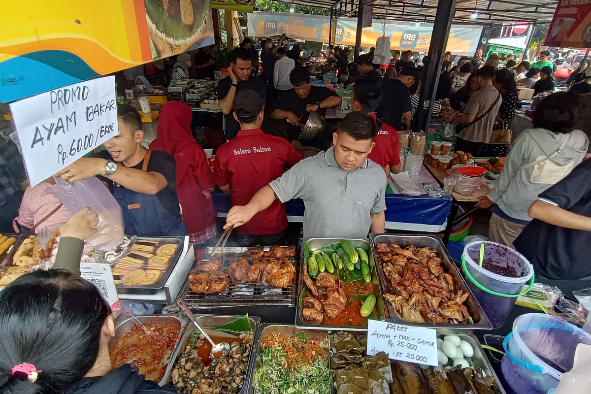 Pedagang melayani para pembeli takjil untuk berbuka puasa di kawasan Benhil