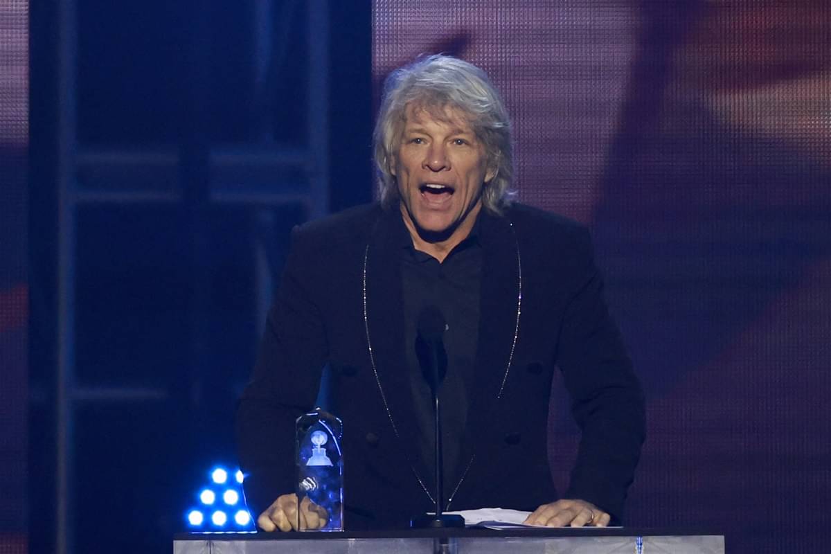 Jon Bon Jovi, berupaya menjaga manajernya tidak dipenjara saat tampil di Uni Soviet pada tahun 1989 dalam Festival Musik Perdamian Moscow
