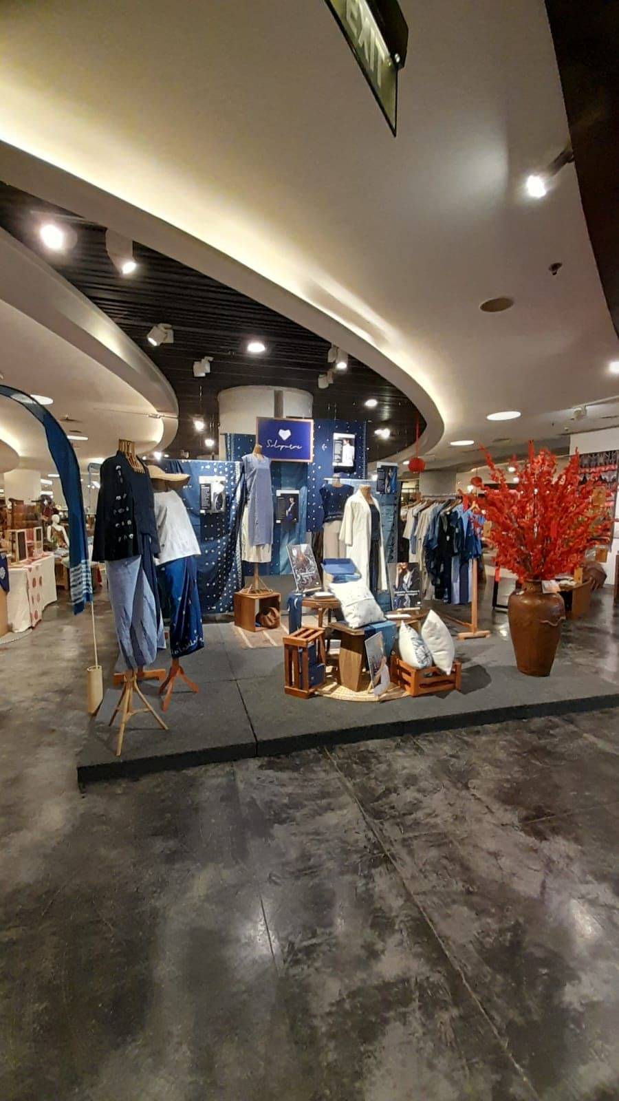 Soloputri mengangkat tema batik Jakarta, Bali dan Nusantara.