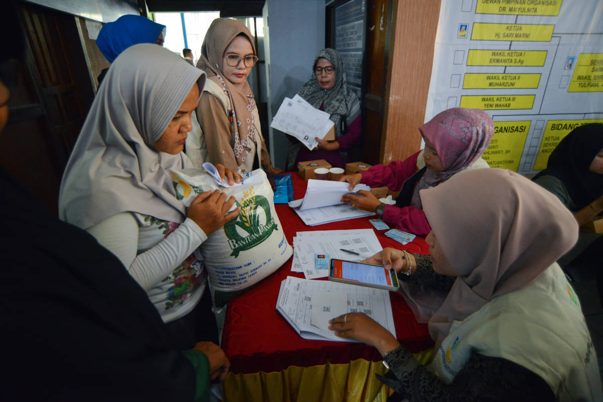 Warga mengambil bantuan beras di Kantor Camat Pauh, Padang, Sumatera Barat, Senin (29/1/2024).