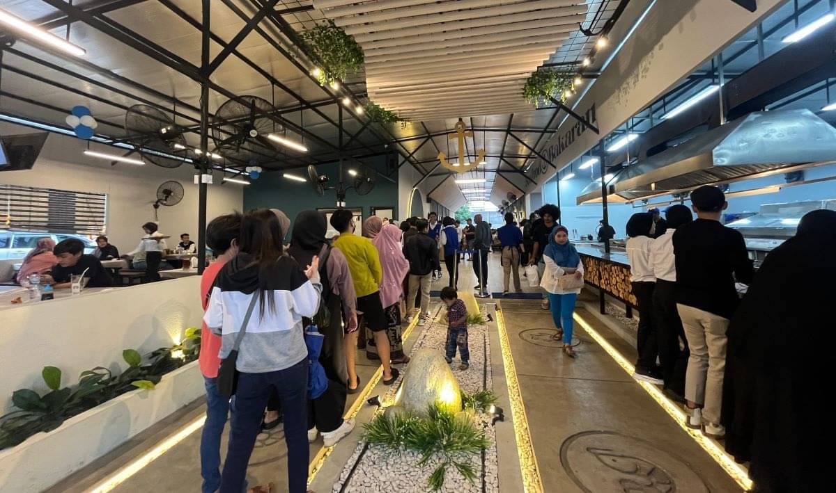 Suasana di dalam Seafood Bakaran.