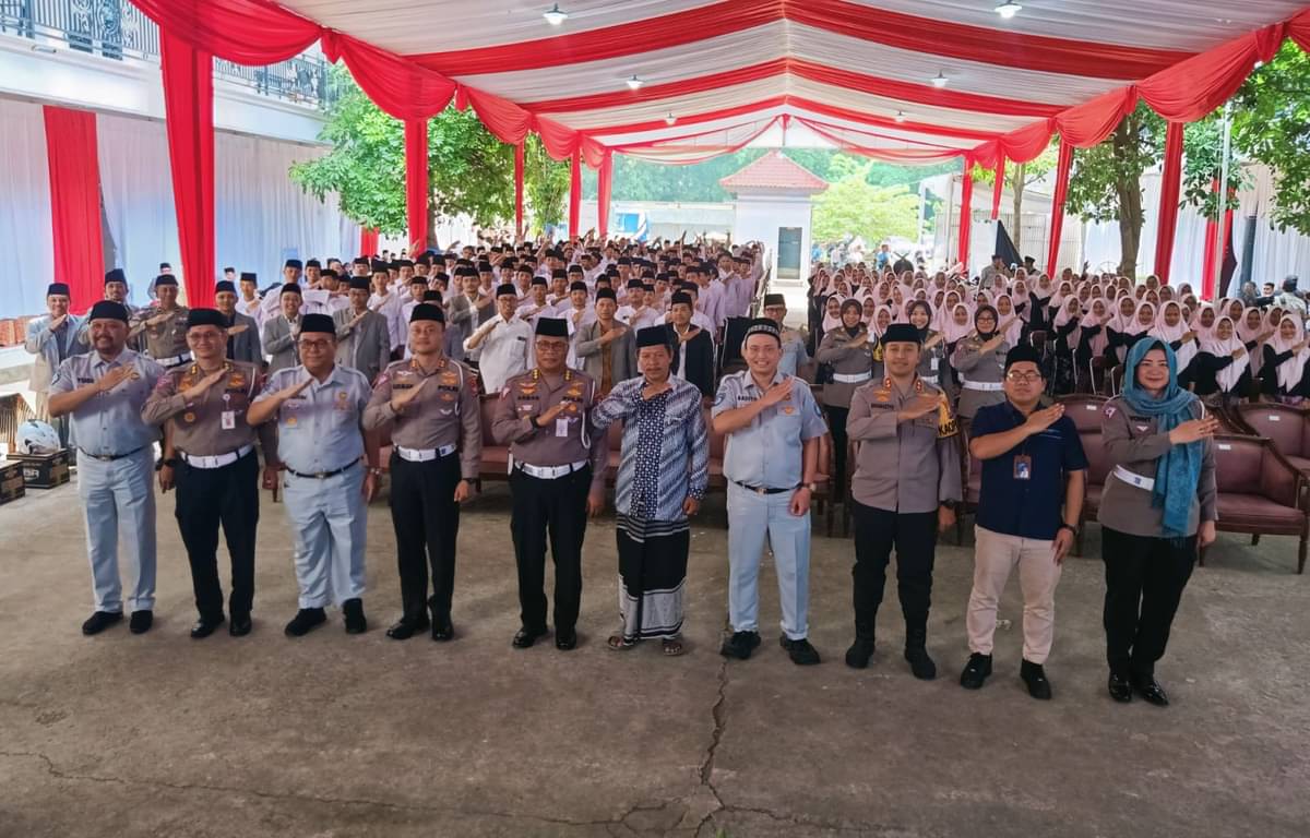 Kepala Divisi ESG dan Kelembagaan PT Jasa Raharja Radito Risangadi foto bersama Korlantas dan pengurus ponpes Queen Al Falah, Kediri.