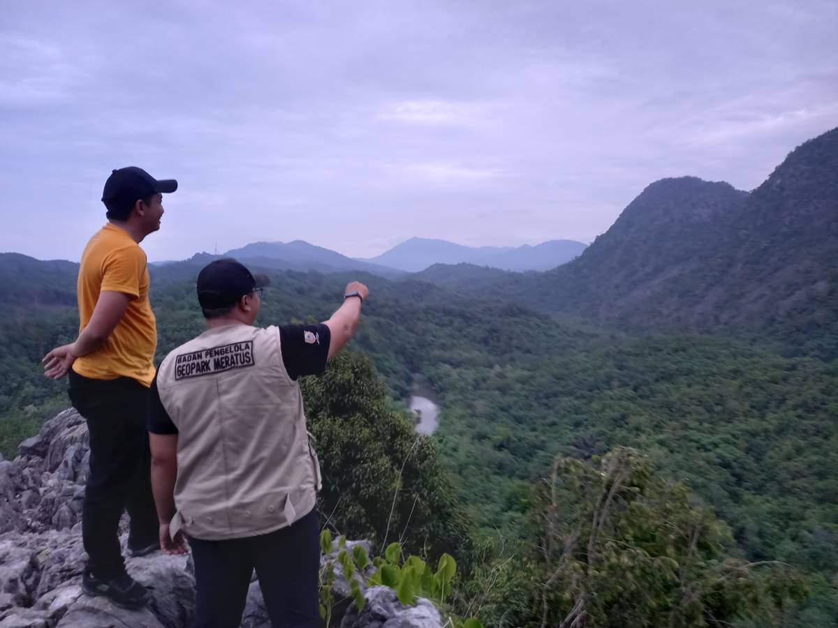 Puncak Langara salah satu geosite Geopark Meratus yang terbentuk 180 juta tahun. 