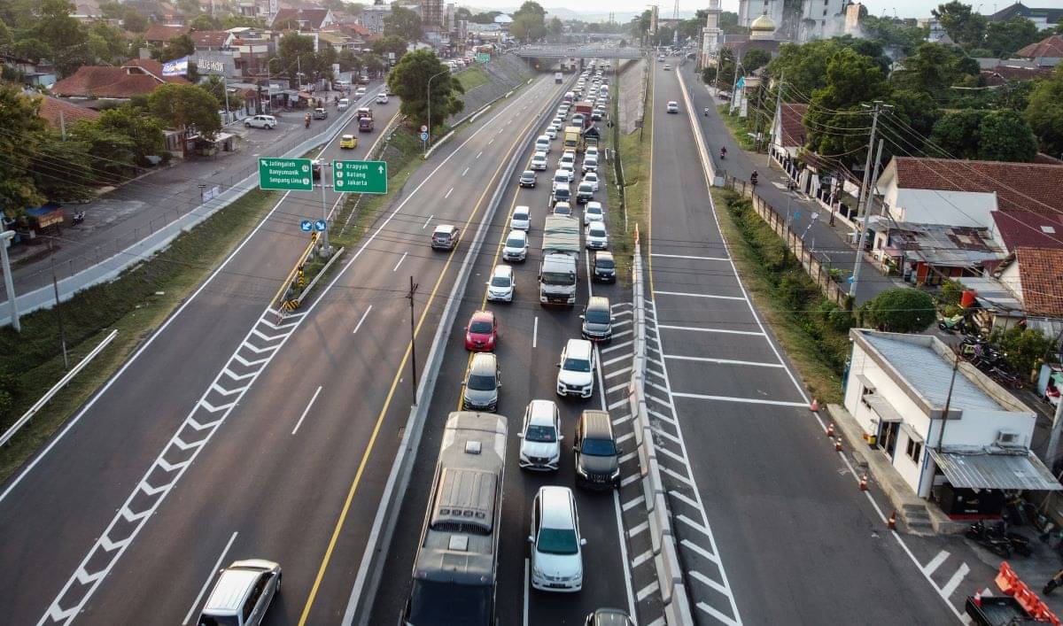 Ilustrasi: foto udara sejumlah kendaraan pemudik melintas di Jalan Tol Jatingaleh Ruas Semarang-Solo di Semarang 