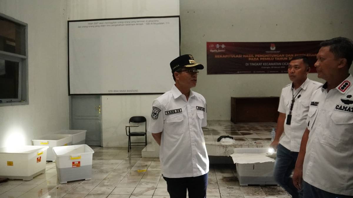 Bupati Bandung Dadang Supriatna mengunjungi tempat rekapitulasi suara