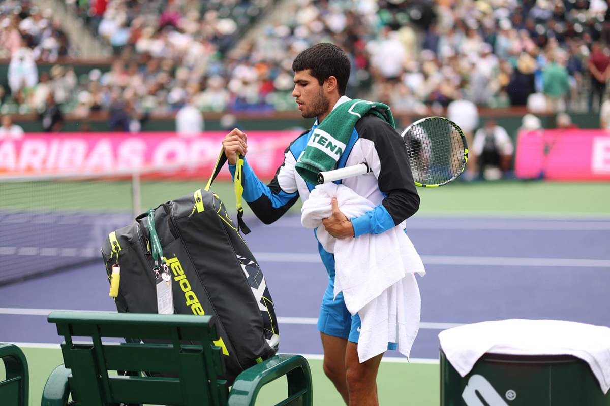 Semifinal menegangkan antara Carlos Alcaraz dan Jannik Sinner di Indian Wells dilanjutkan setelah penundaan hujan. 