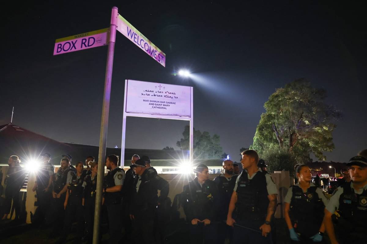 Seorang remaja berusia 16 tahun menyerang jemaat gereja Asiria di barat Sydney, yang segera ditahan oleh jemaat yang marah. 