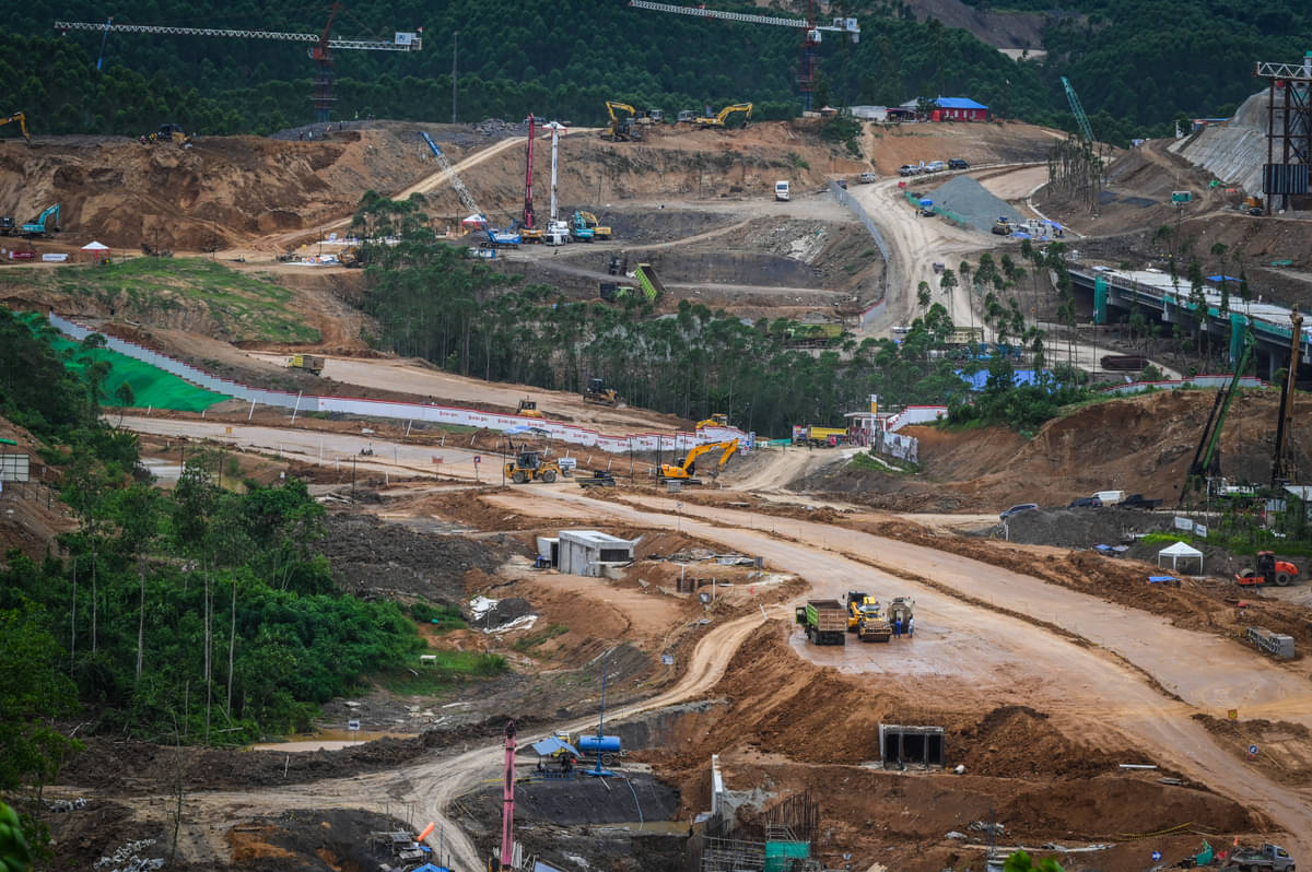 Suasana pembangunan jalan di istana presiden Ibu Kota Nusantara (IKN), Kabupaten Penajam Paser Utara, Kalimantan Timur, Senin (12/2/2024).