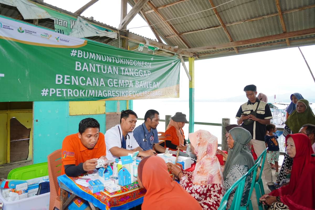 Tim medis yang diberangkatkan Petrokimia Gresik menangani warga terdampak gempa.