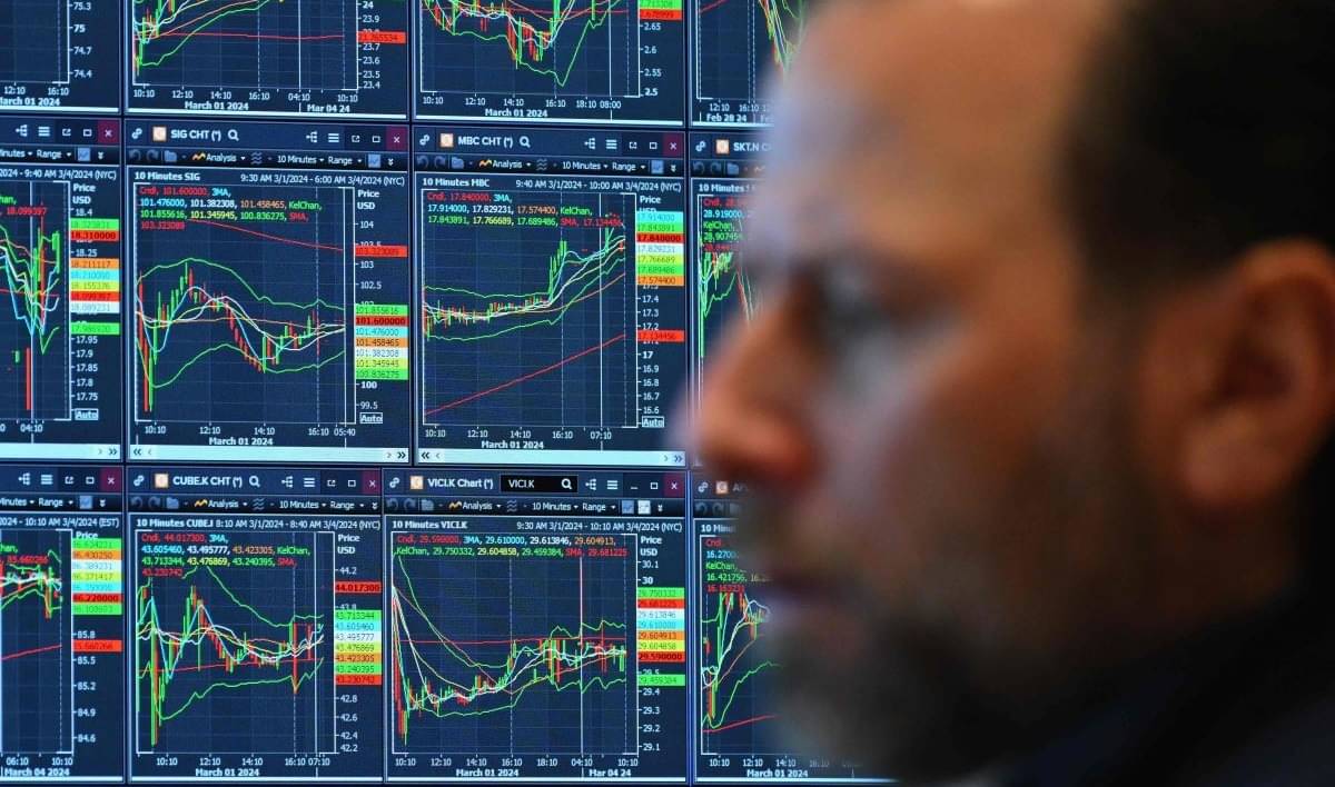 Pedagang bekerja di lantai Bursa Efek New York (NYSE) selama perdagangan pagi pada 4 Maret 2024 di New York City.