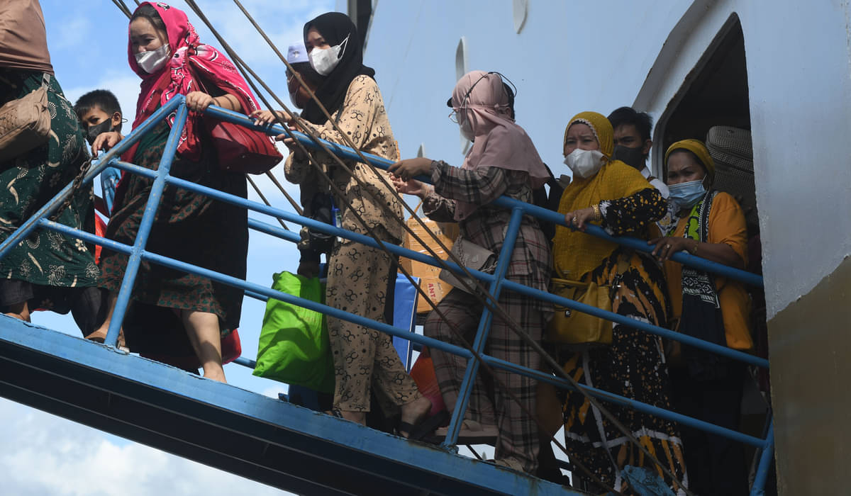 Pemudik turun dari KM Lambelu setibanya di Pelabuhan Pantoloan di Palu, Sulawesi Tengah.