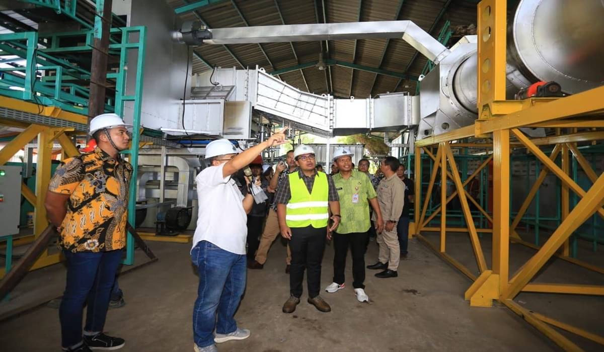 Wakil Wali Kota Pilar Saga Ichsan saat meninjau lokasi incenerator di TPST di Kelurahan Parigi, Kecamatan Pondok Aren.