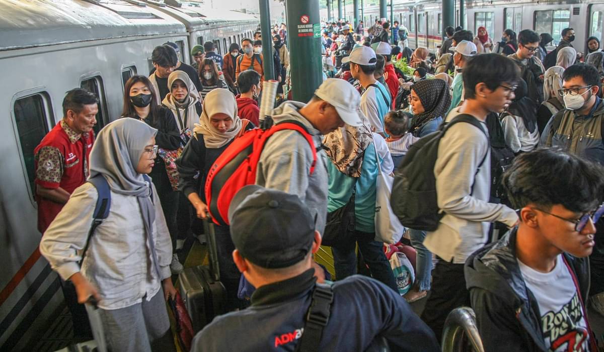 Para penumpang antre memasuki gerbong kereta Argo Dwipangga jurusan Stasiun Gambir-Solo Balapan di Stasiun Gambir, Jakarta.