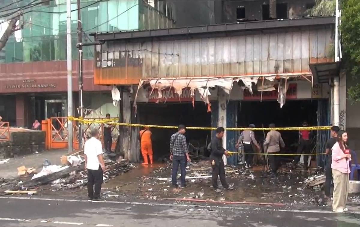 Polisi akan melakukan pemeriksaan terhadap pemilik toko bingkai yang terbakar pada Kamis (18/4) malam. 