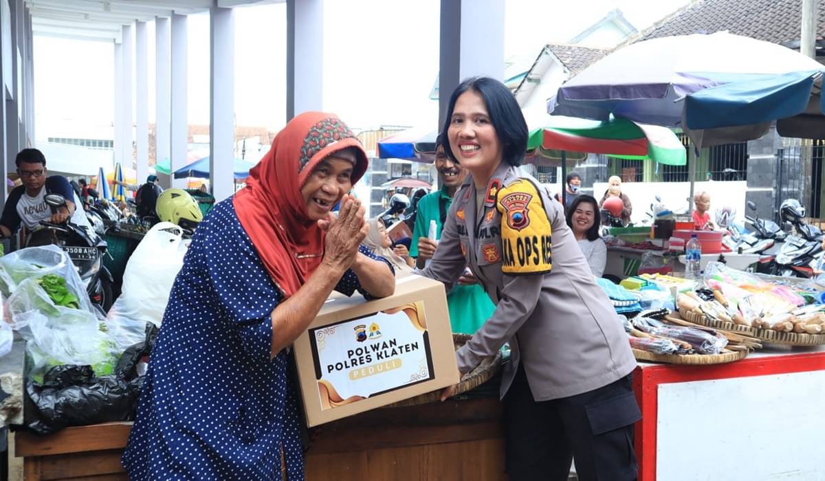 Peringati Hari Kartini, Polwan Polres Klaten Bagi-Bagi Sembako
