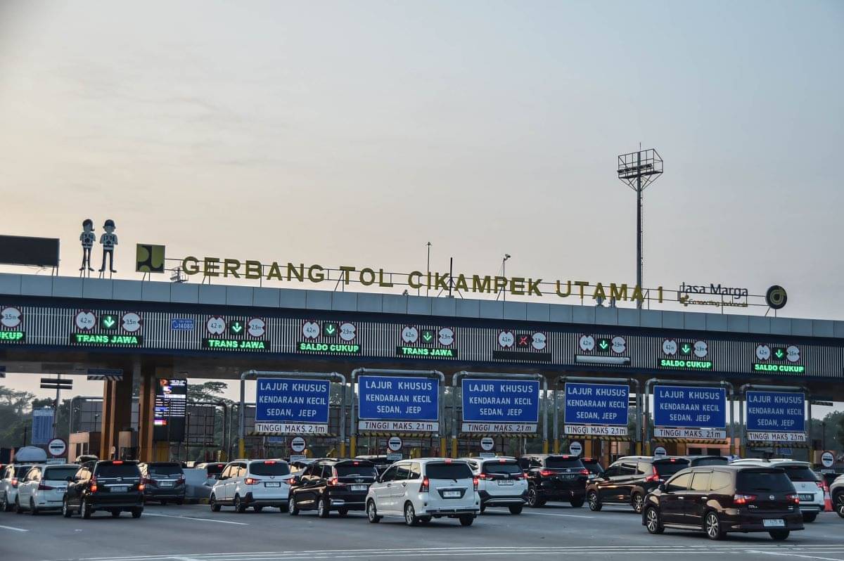 Kendaraan mengantre di Gerbang Tol Cikampek Utama.