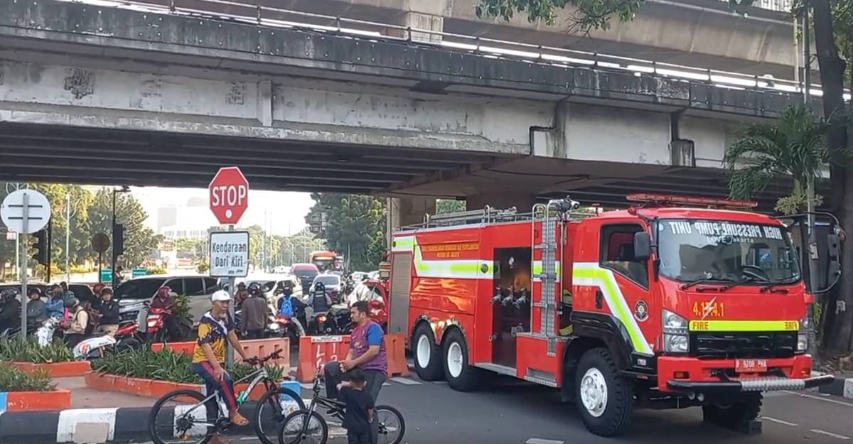 Penutupan jalan akibat kebakaran, kawasan Mampang Prapatan mengalami macet parah.