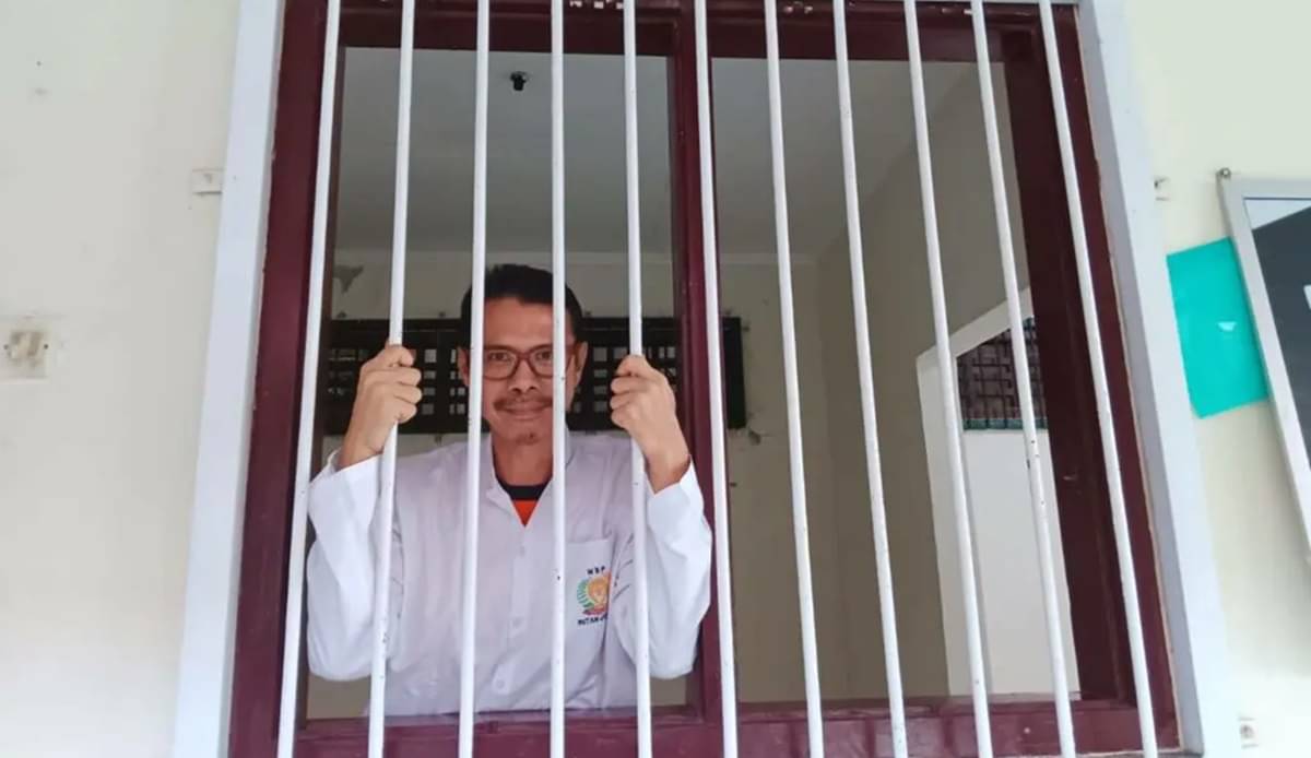 Daniel Frits Maurits Tangkilisan divonis 7 bulan penjara karena unggahan video di mesosnya terkait pencemaran limbah tambak udang.