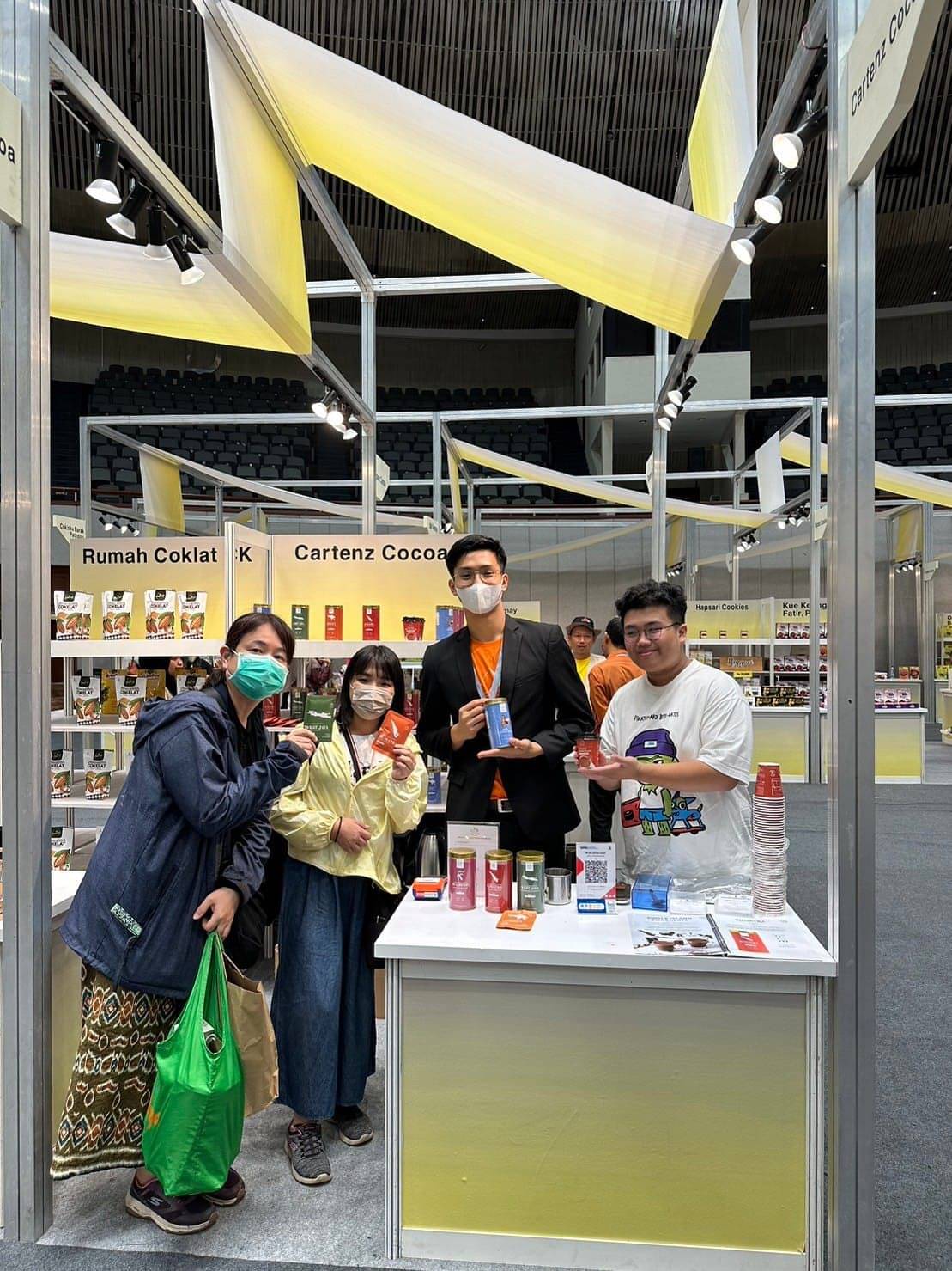 Pasar yang coba disasar oleh Cocoa Cartenz merupakan kelas menengah ke atas yang sering mengunjungi kafe.