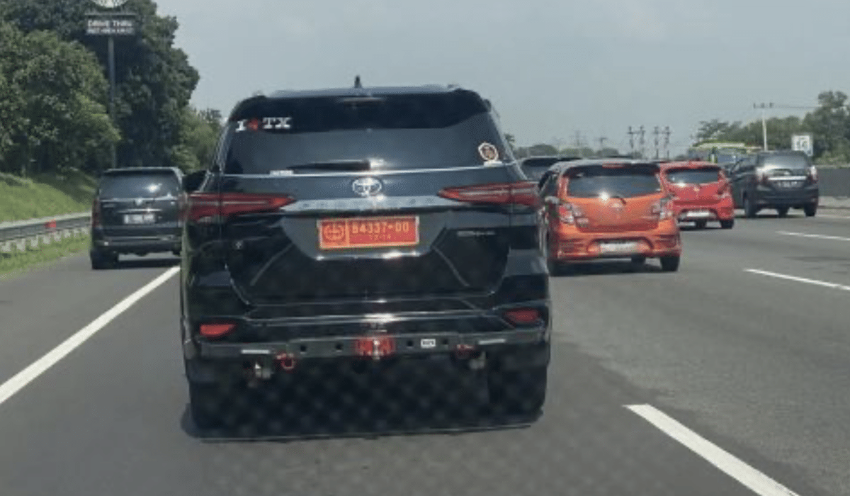 Pengemudi Fortuner arogan berinisial PWGA sebagai tersangka kasus pemalsuan pelat nomor kendaraan dinas TNI.