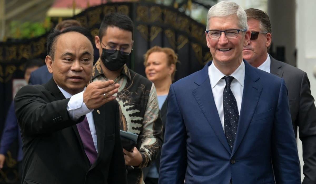 CEO Apple Tim Cook berjalan bersama Menteri Komunikasi dan Informatika RI Budi Arie Setiadi.