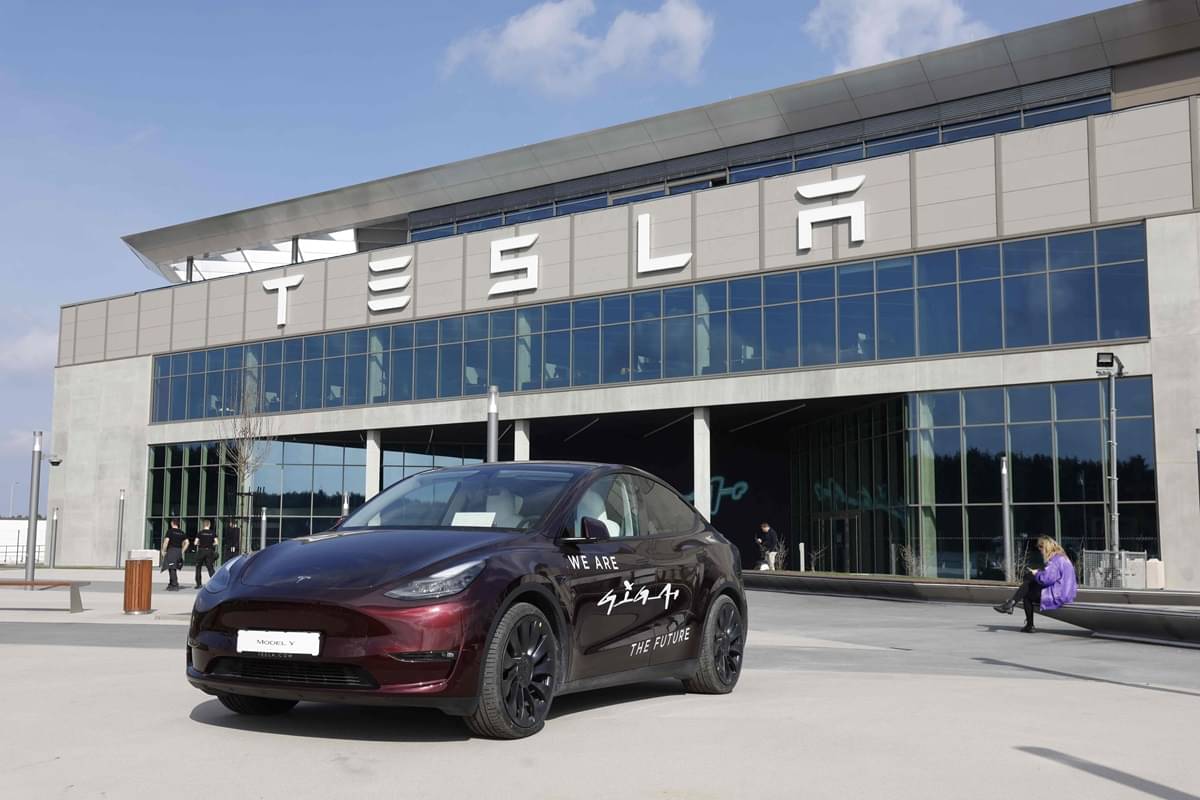 Tesla melaporkan penurunan besar dalam keuntungan triwulanan, mencapai US$1.1 miliar, turun 55% dari tahun lalu