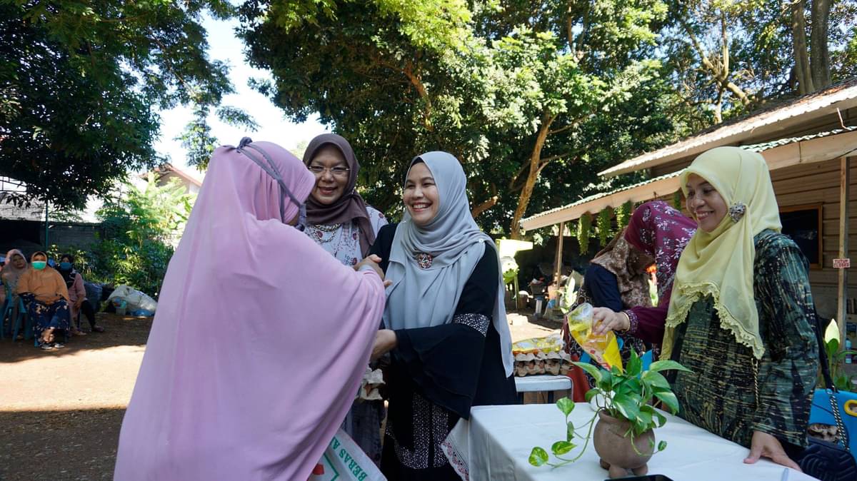 Ketua DWP USK, Ny. Eti Indari Marwan beserta pengurus menyerahkan sembako kepada petugas kebersihan yang ada di lingkungan kampus setempat.