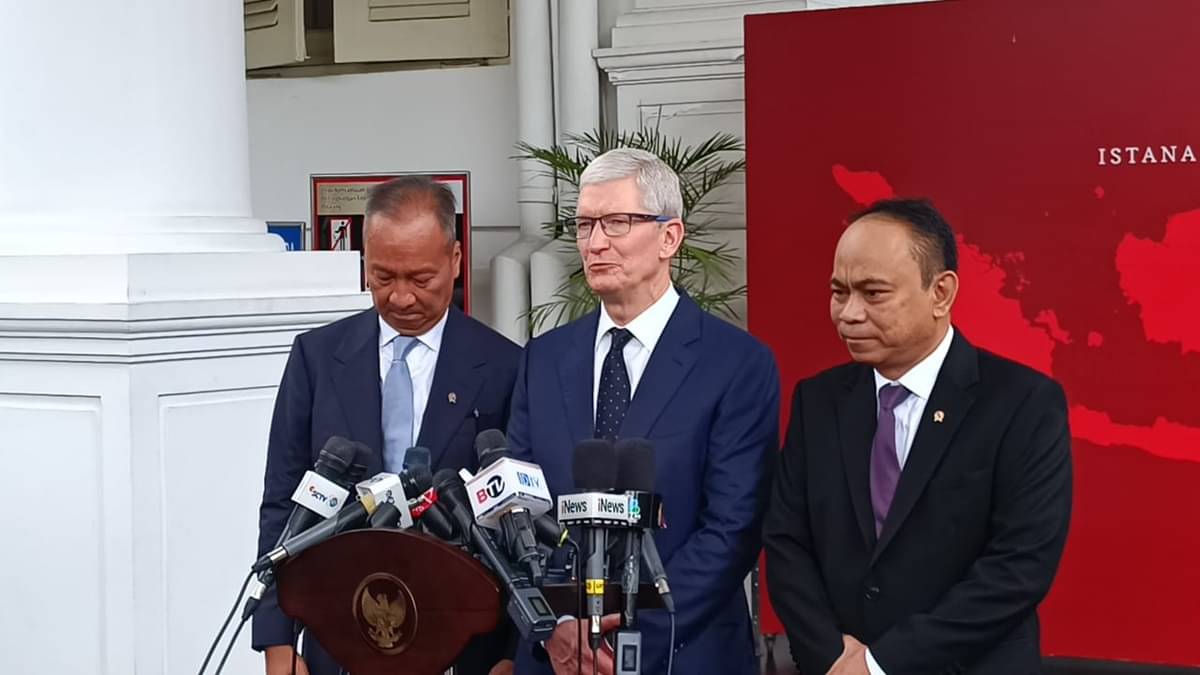 CEO Apple, Tim Cook mengatakan akan kembali berinvestasi di Indonesia dengan membangun akademi Apple di Bali.