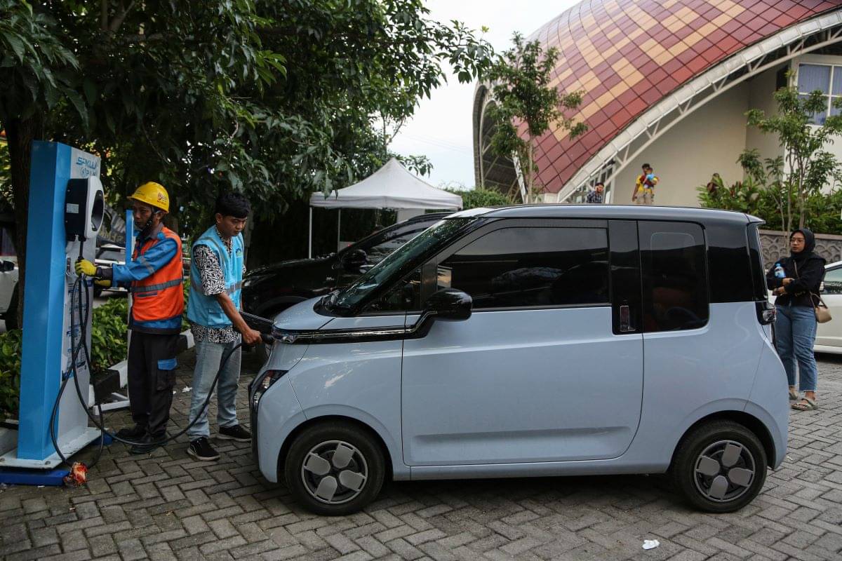Petugas membantu pengisian ulang mobil listrik milik di Stasiun Pengisian Kendaraan Listrik Umum di Rest Area 429, Ungaran, Jawa Tengah.
