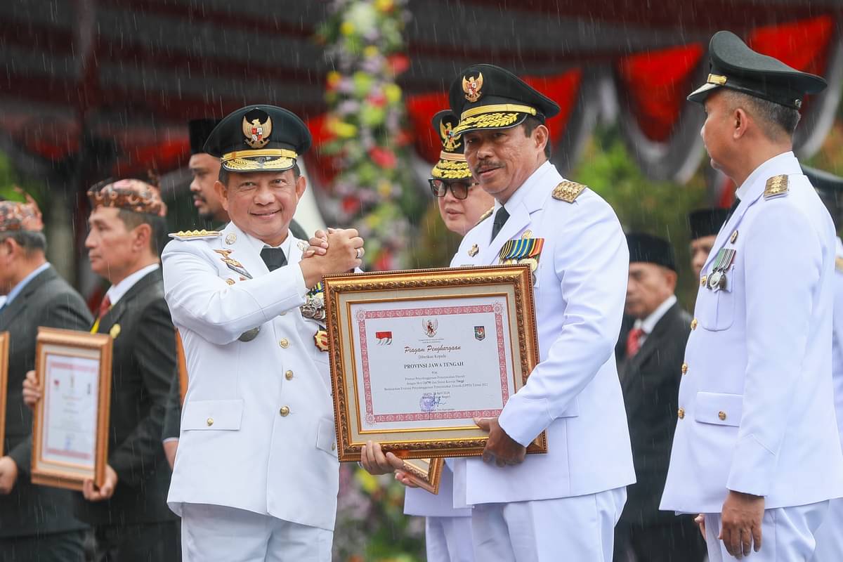 Pj Gubernur Jateng Nana Sudjana menerima penghargaan EPPD dari Mendagri Tito Karnavian