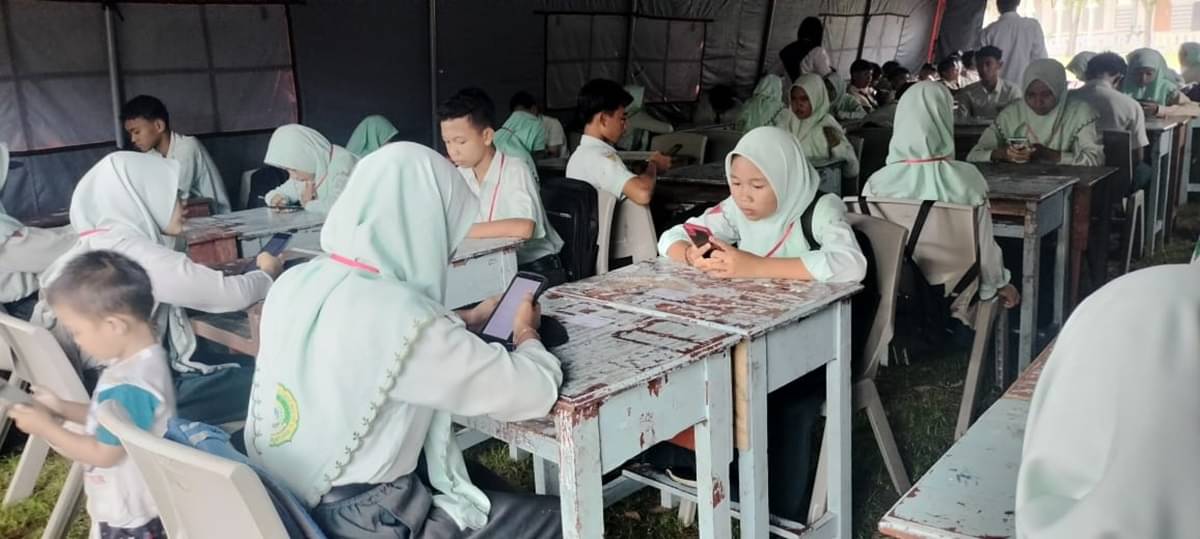 Sebanyak 36 siswa MTs di Pulau Bawean, Kabupaten Gresik, Jawa Timur, terpaksa melaksanakan Ujian Akhir Ma'arif NU (UAMNU) di tenda darurat, 