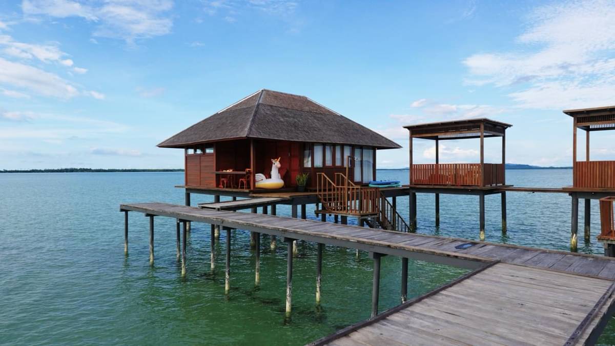 Vila tengah laut di Pulau Leebong.