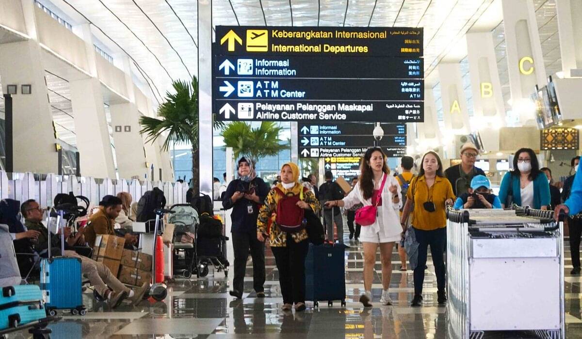 Penumpang pesawat berada di Terminal 3 Bandara Soekarno Hatta, Tangerang, Banten.