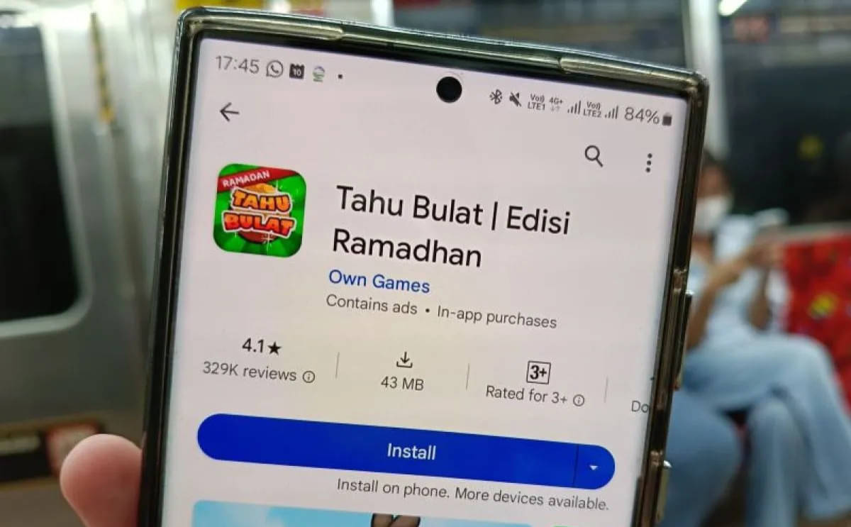 Tampilan aplikasi game daring yang memuat rating atau klasifikasi usia 3 tahun ke atas. 
