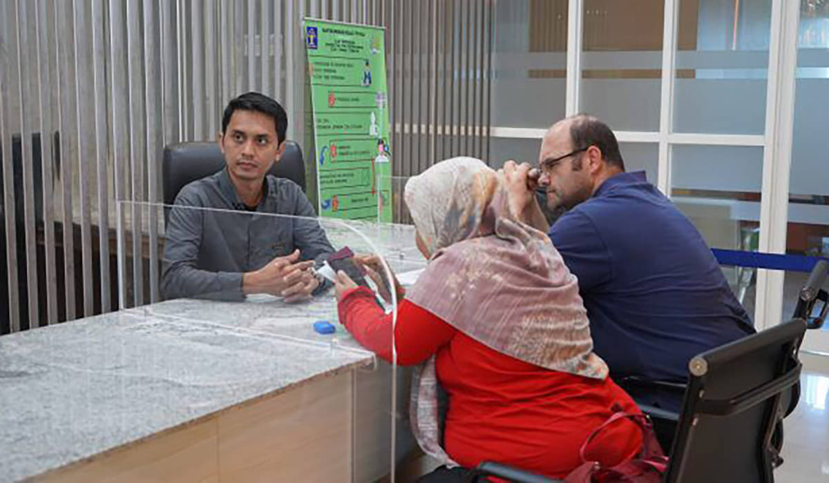 Petugas Kantor Imigrasi Kelas I TPI Palu, menerima WNA yang ingin mengurus perizinan.